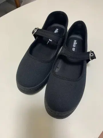 블랙 플랫슈즈 스트랩 포함