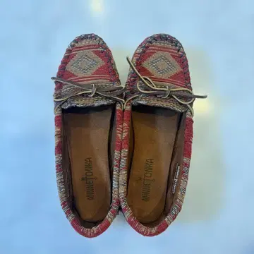 MINNETONKA 로퍼 레드 멀티 컬러