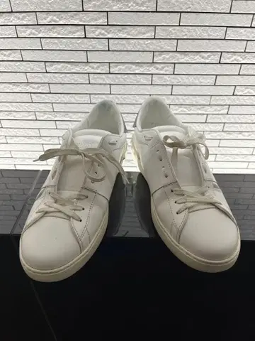 발렌티노 화이트 스니커즈 로고