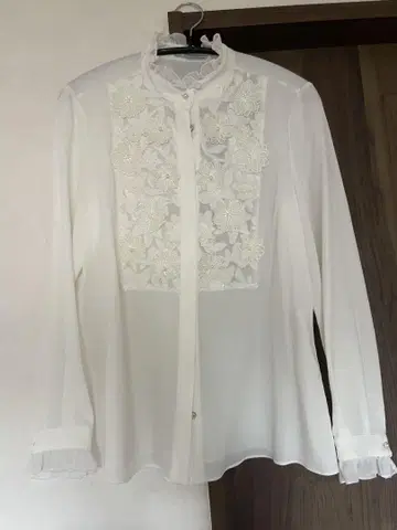 택 포함 새상품 자수 프릴 블라우스