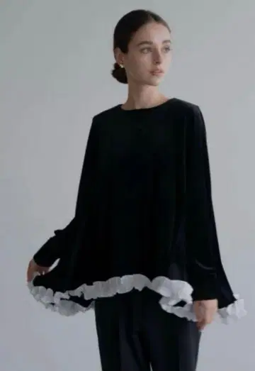 OHGA 벨로아 블랙 긴팔 상의 프릴 포함