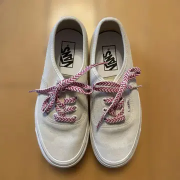 VANS 화이트 스웨이드 로우컷 스니커즈