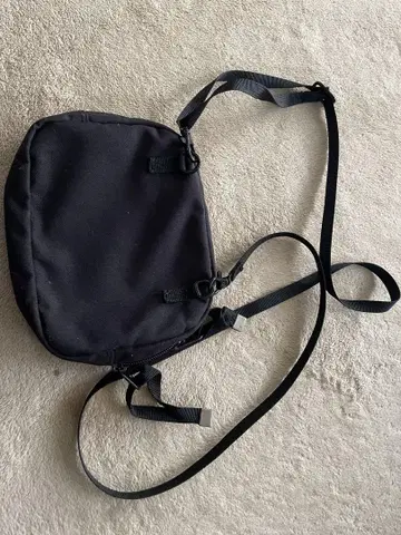 블랙의 심플한 사코슈