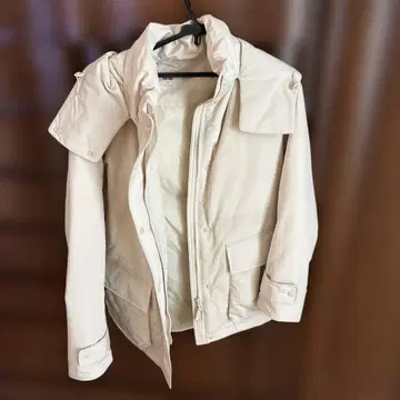새상품급 UNIQLO 하이브리드 다운 코트 M 사이즈 아이보리