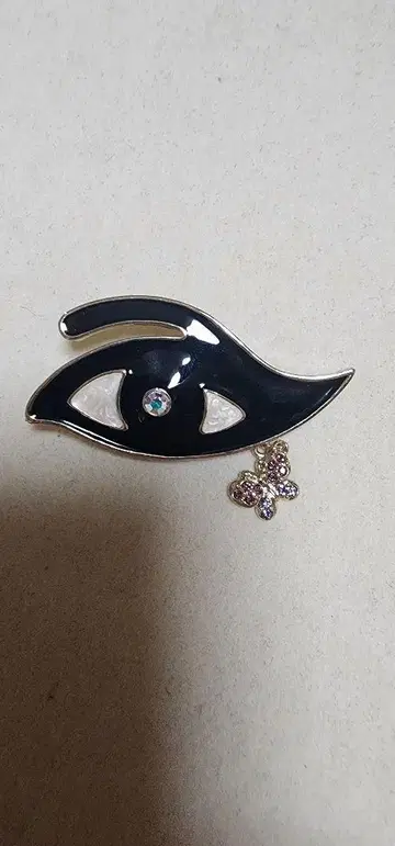 눈 모양 브로치