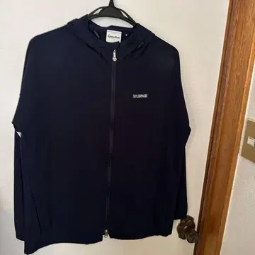 TaylorMade 여성용 점퍼 네이비에 소매 화이트 라인.