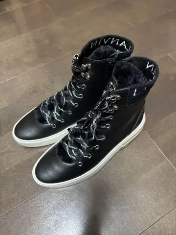 블랙 가죽 하이컷 부츠