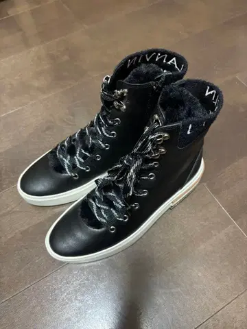 블랙 가죽 하이컷 부츠