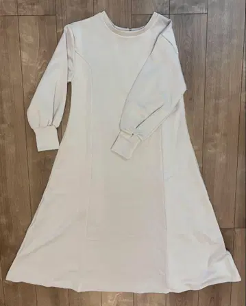 아이보리 긴팔 A라인 원피스