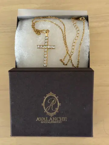 AVALANCHE 골드 크로스 목걸이