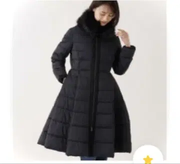 퍼 달린 블랙 다운 코트