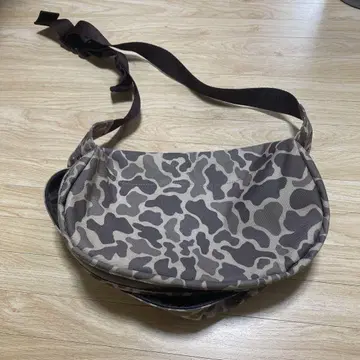 Armani Exchange 카모플라쥬 숄더백