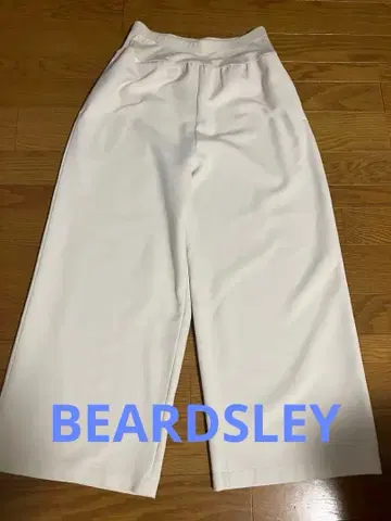 BEARDSLEY 화이트 와이드