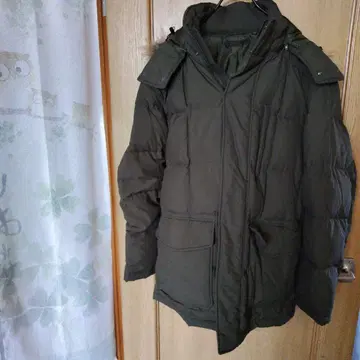 카키색 후드 부착 다운 자켓