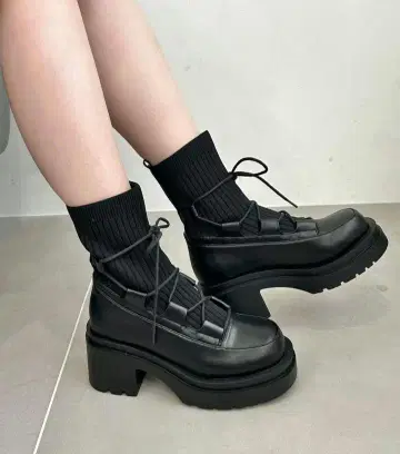 통굽 레이스업 부츠 블랙