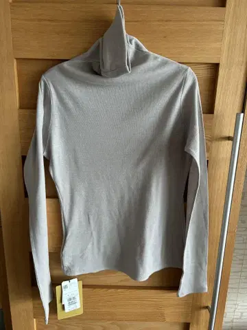 시빌라 하이넥 긴팔 니트 라이트 그레이 아래 가격 인하