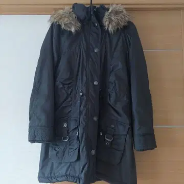 다크 그레이 퍼 부착 다운 자켓
