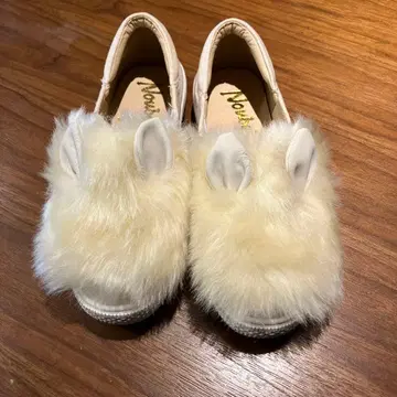 토끼 귀 달린 아이보리 모카신 미사용품
