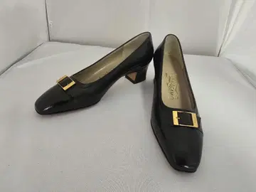 Ferragamo 블랙 펌프스 중간 힐