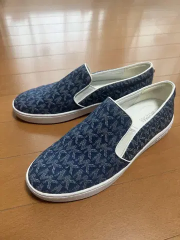 MK 데님 슬립온 네이비 마이클코어스 로고 스니커즈