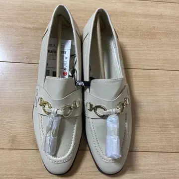 ZARA 베이지 체인 장식 로퍼 38