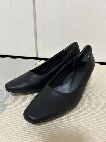 블랙 스퀘어토 펌프스 중간 힐