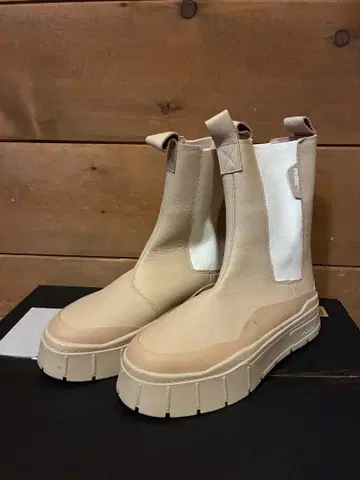 PUMA 베이지 통굽 첼시 부츠 US 8.5