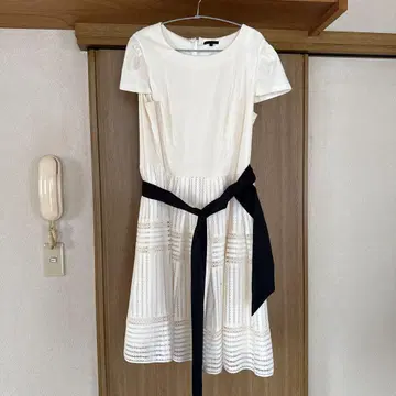 TO BE CHIC 화이트 반팔 무릎 기장 원피스
