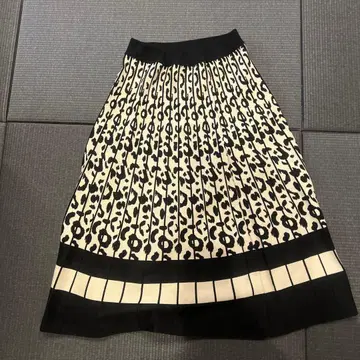 아이보리 블랙 플리츠 스커트
