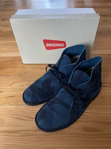 Clarks Originals 네이비 카모플라쥬 스웨이드 처카 부츠