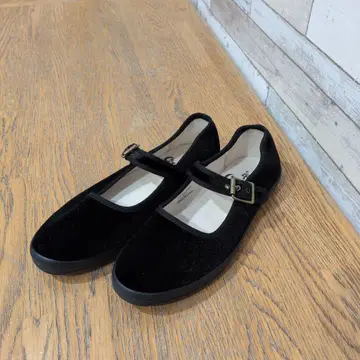 Orcival 블랙 플랫슈즈 스트랩 포함