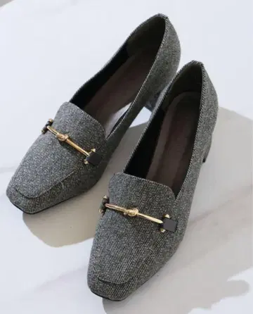 vivian collection 스퀘어토 비트 장식 로퍼 펌프스