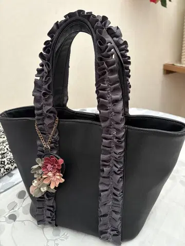 프릴 달린 블랙 핸드백