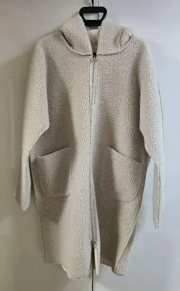 두지엠 클라세 후드 부착 베이지 보아 자켓