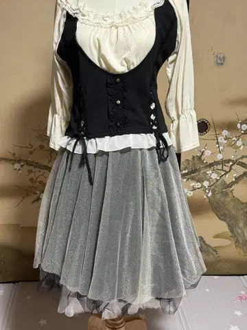 코르셋풍 상의와 스커트 셋업