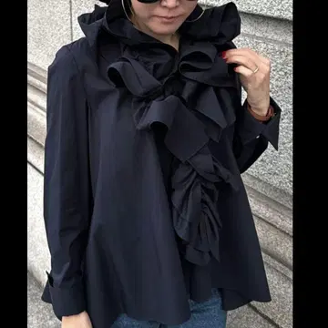 JENNE 볼륨 넥 프릴 블라우스 네이비