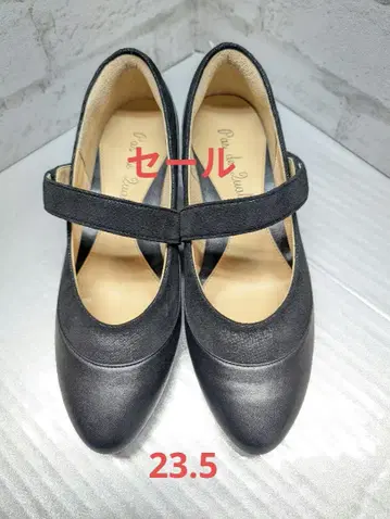 스트랩이 달린 블랙 플랫슈즈