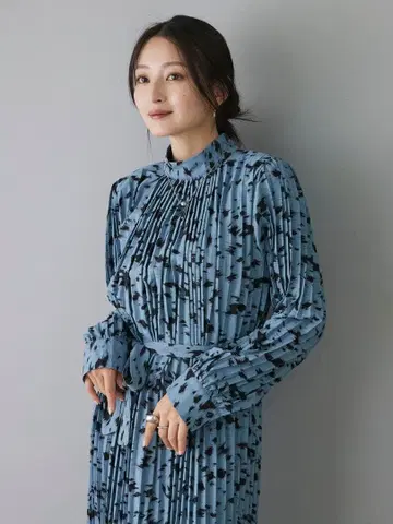 올 패턴 하이넥 플리츠 롱 원피스/블루