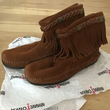 미네통카 어스뮤직에코로지 콜라보 프린지 부츠 24