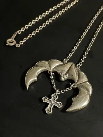 Le Tabou 달빛에 떠오르는 박쥐 목걸이 여성 / 르 타부