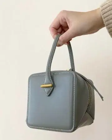 완판템 새상품급 인스타에서 화제 후 즉시 완판된 미니 큐브 백 ZARA