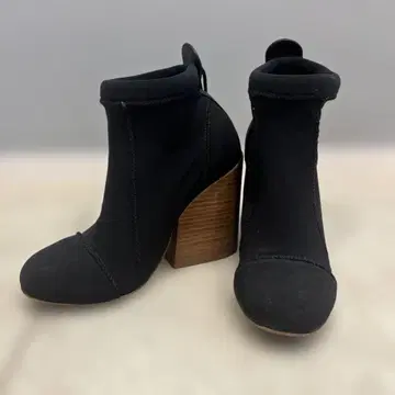 블랙 앵클부츠