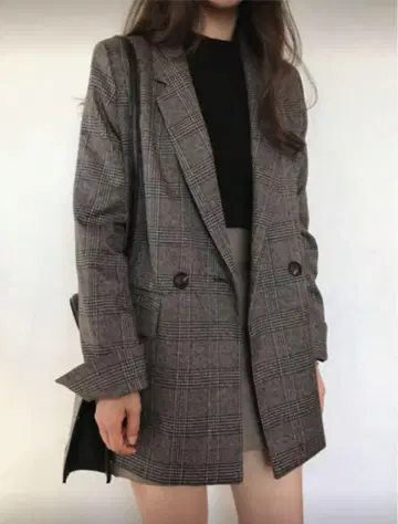 그레이 계열 체크 무늬 더블 브레스트 자켓