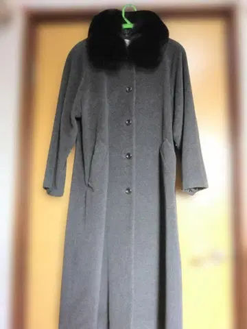 그레이 퍼 부착 롱 코트