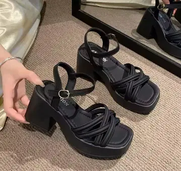 블랙 스트랩 샌들 블랙 부츠 통굽 힐 신발