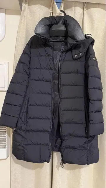 TATRAS 블랙 다운 자켓 후드 부착