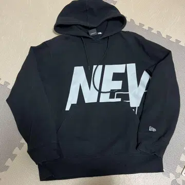 New Era 블랙 후드 부착 후드티