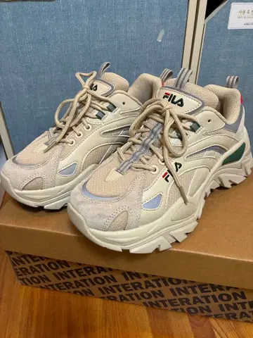 FILA BTS 콜라보 스니커즈 인스트레이션 라이트
