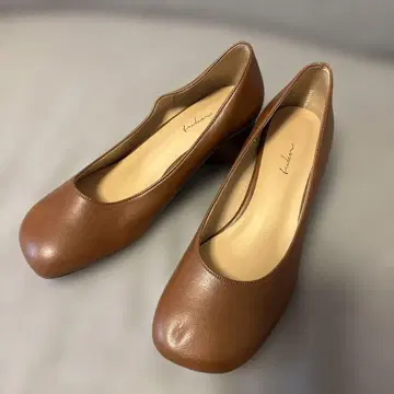 tukn. x 도키코 콜라보 브라운 가죽풍 펌프스 5cm 힐