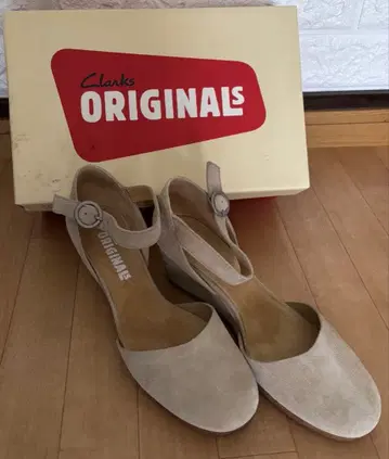 Clarks ORIGINALS 베이지 웨지힐 펌프스